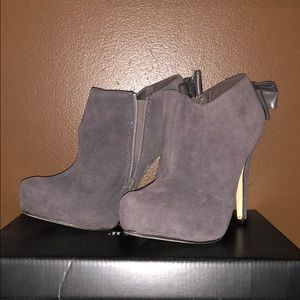 Justfab brand ankle booties 7, grey suede